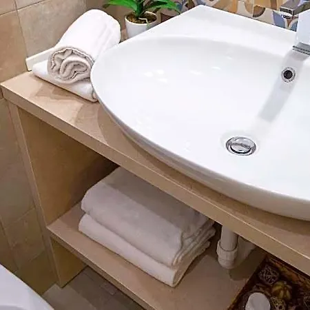 Brand New Guest With Wi-fi In The Center 2*